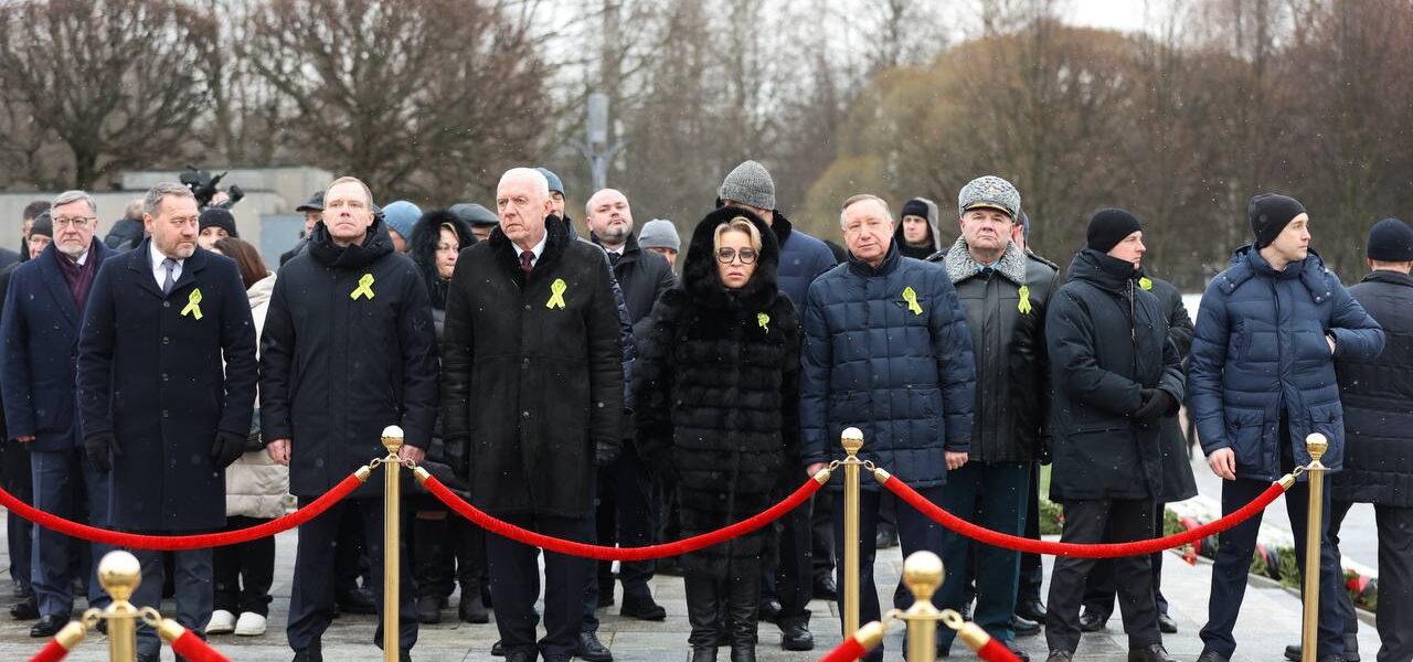 На Пискаревском кладбище Санкт-Петербурга состоялась торжественно-траурная церемония возложения венков и цветов к монументу «Мать-Родина».