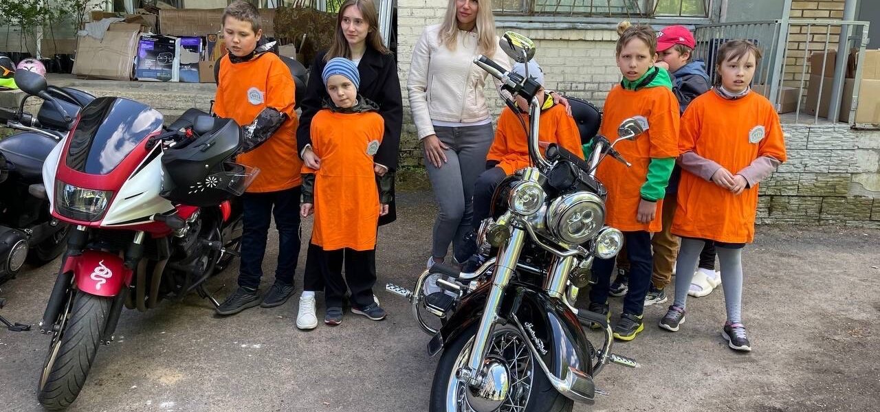 Руководитель БФ «БлагоДаря», член правления нашей команды Елены Гаенко и пятеро ответственных мотоциклистов приехали в школу-интернат N 8 г. Павловск для детей с ОВЗ.